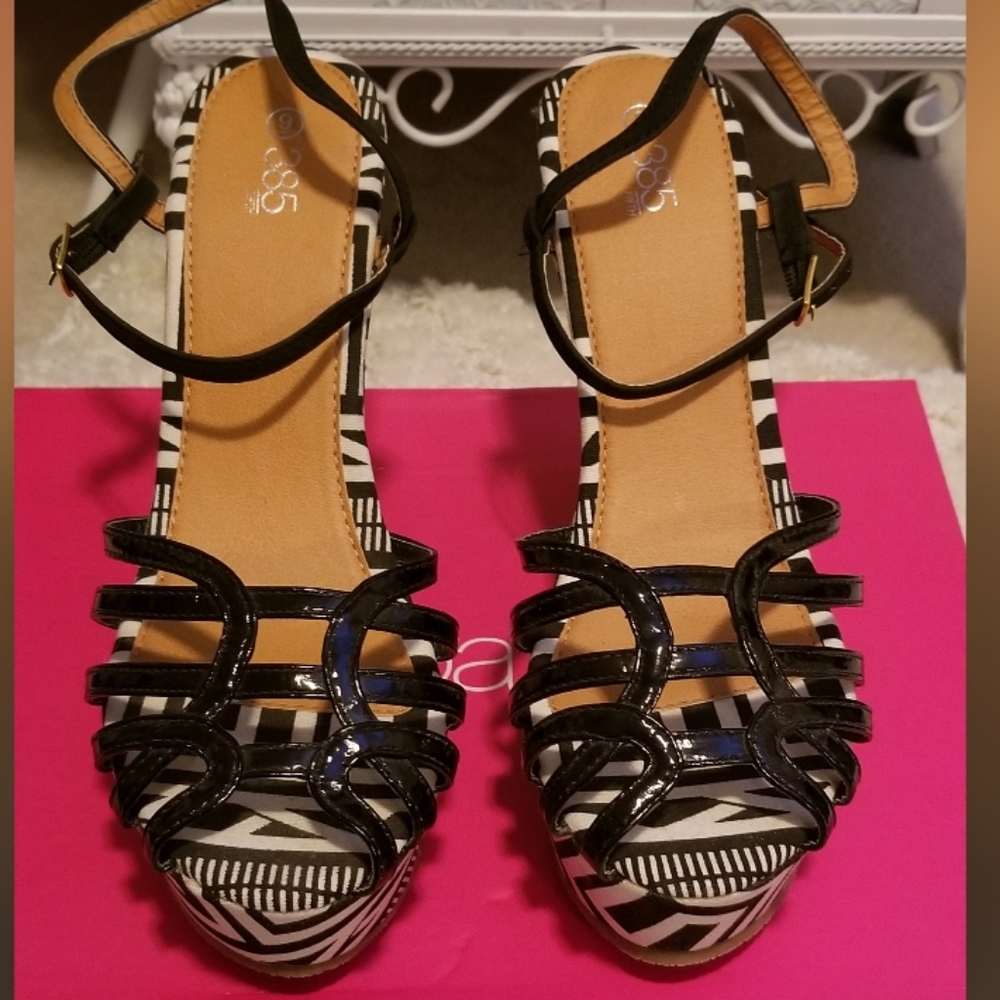NWOT Tribal Print/Aztec Print Wedges - Picture 3 of 5